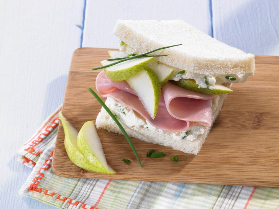 recipe image Tramezzini mit Schnittlauch-Rama und Birne