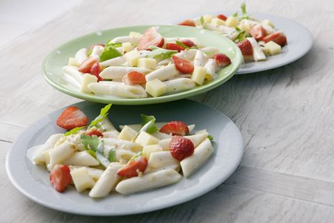 recipe image Herzhafter Nudelsalat mit Erdbeeren, Haselnüssen und Cremefine-Balsamico-Dressing