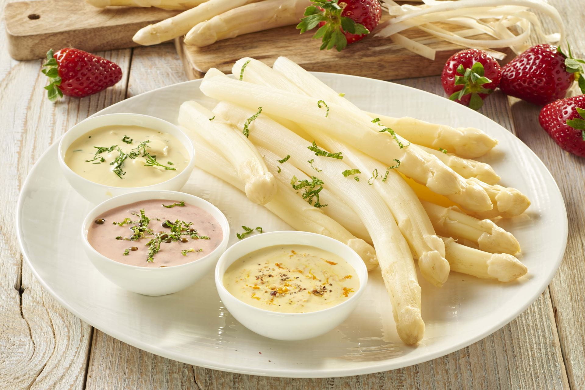 recipe image Spargelplatte mit köstlicher Saucenvielfalt