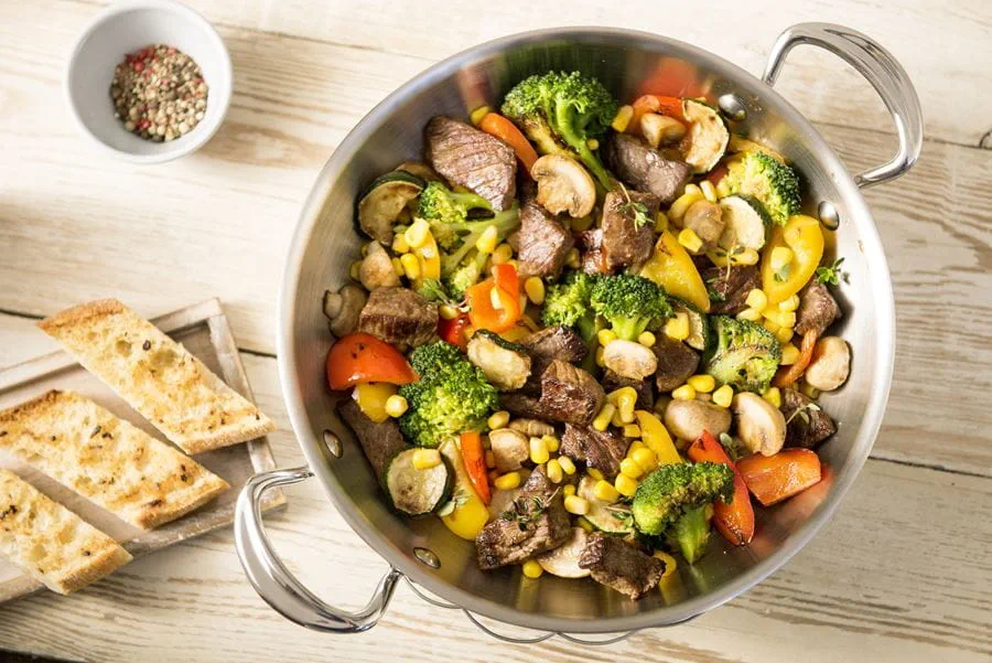 recipe image Steak-Gemüse-Pfanne mit Knoblauchbrot
