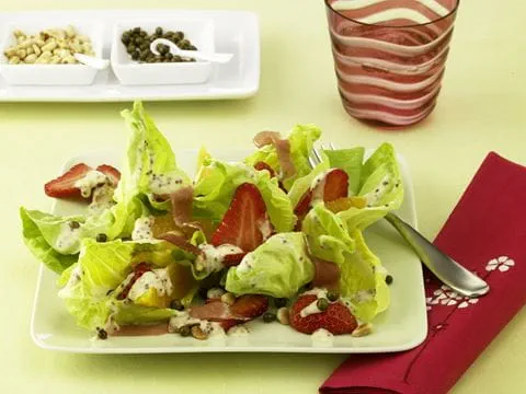 recipe image Pikanter Salat mit Erdbeeren