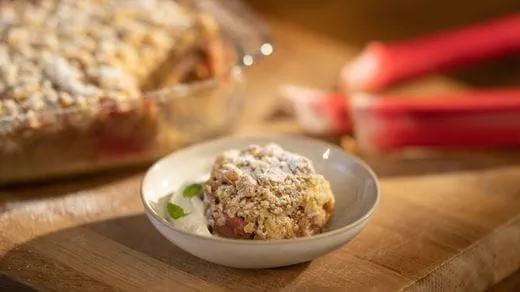 recipe image Rhabarber-Crumble mit Tonkabohne