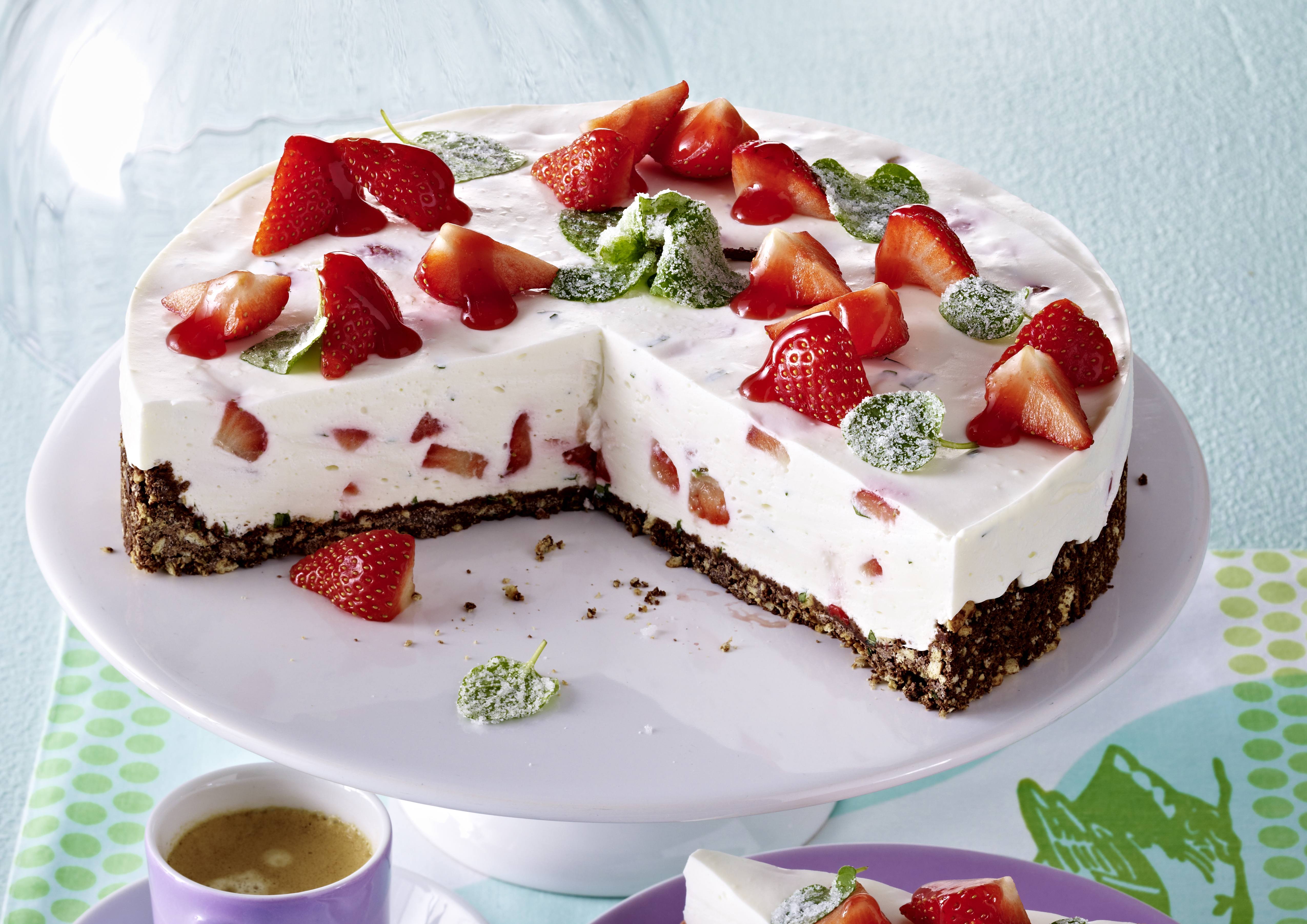 recipe image Erdbeer-Buttermilch-Torte