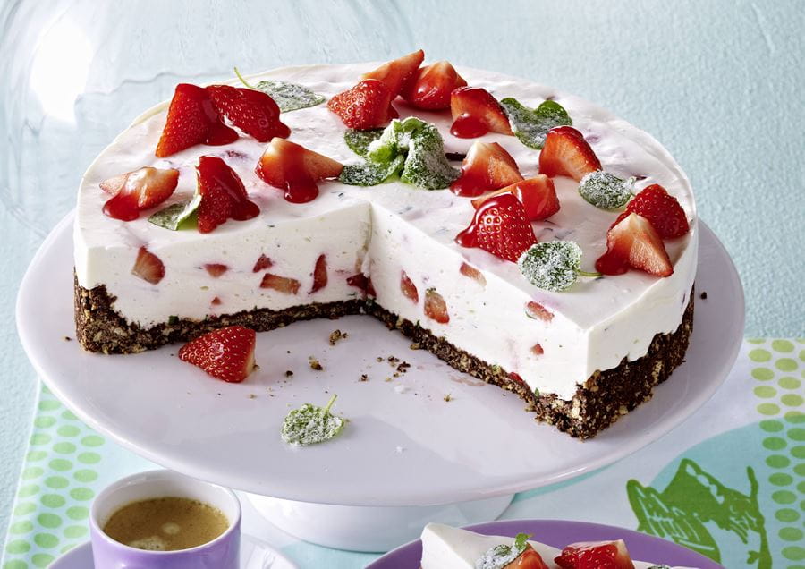 recipe image Erdbeer-Buttermilch-Torte
