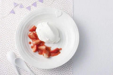 recipe image Holunderblütencreme mit Erdbeerkompott