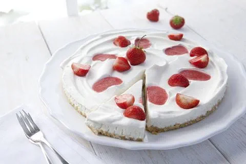 recipe image Eistorte mit Erdbeeren