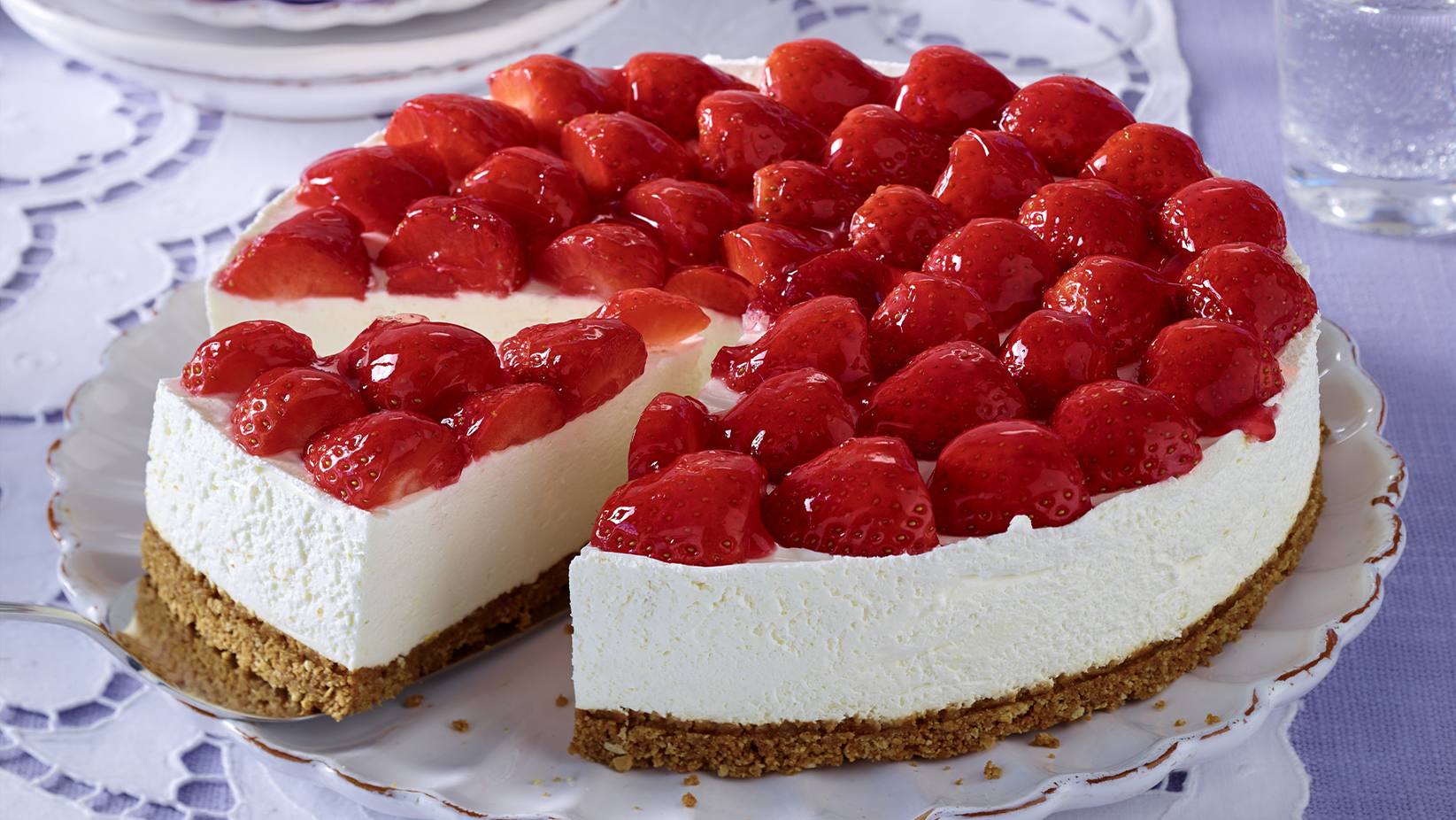 Erdbeertorte mit Holundercreme und Amaretti-Knusperboden | Rama