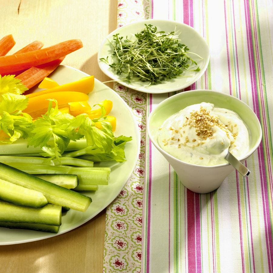 recipe image Gemüsesticks mit Kräuter-Dip