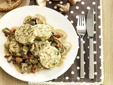 recipe image Pilzragout mit Laugenbrezelserviettenknödel