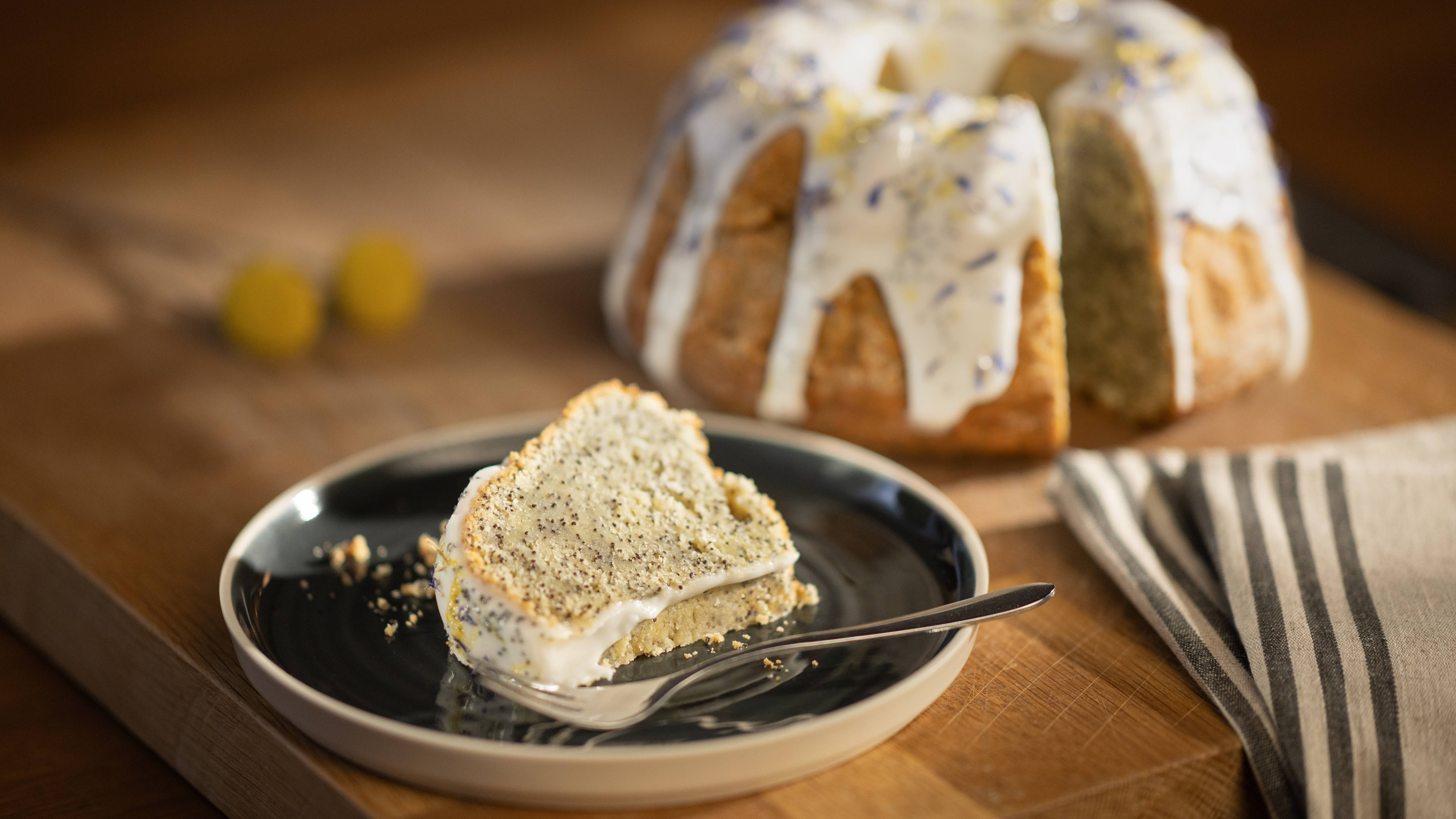 Zitronen-Gugelhupf mit geröstetem Mohn | Rama