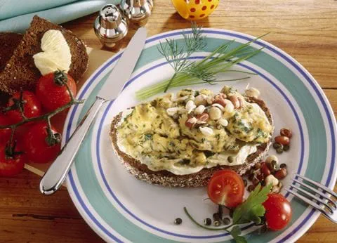 recipe image Kräuterrührei auf Vollkornbrot
