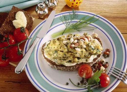 recipe image Kräuterrührei auf Vollkornbrot