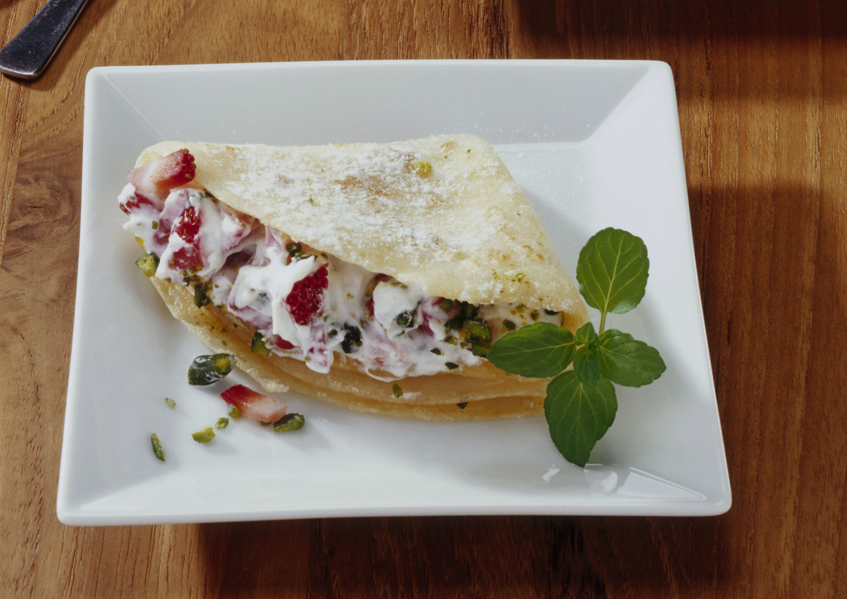 recipe image Crespelle mit Erdbeeren und Pistaziencreme