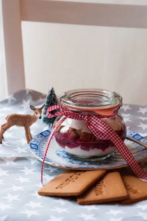 recipe image Zimtcreme mit braunen Kuchen und Himbeeren