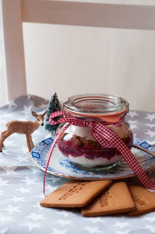 recipe image Zimtcreme mit braunen Kuchen und Himbeeren