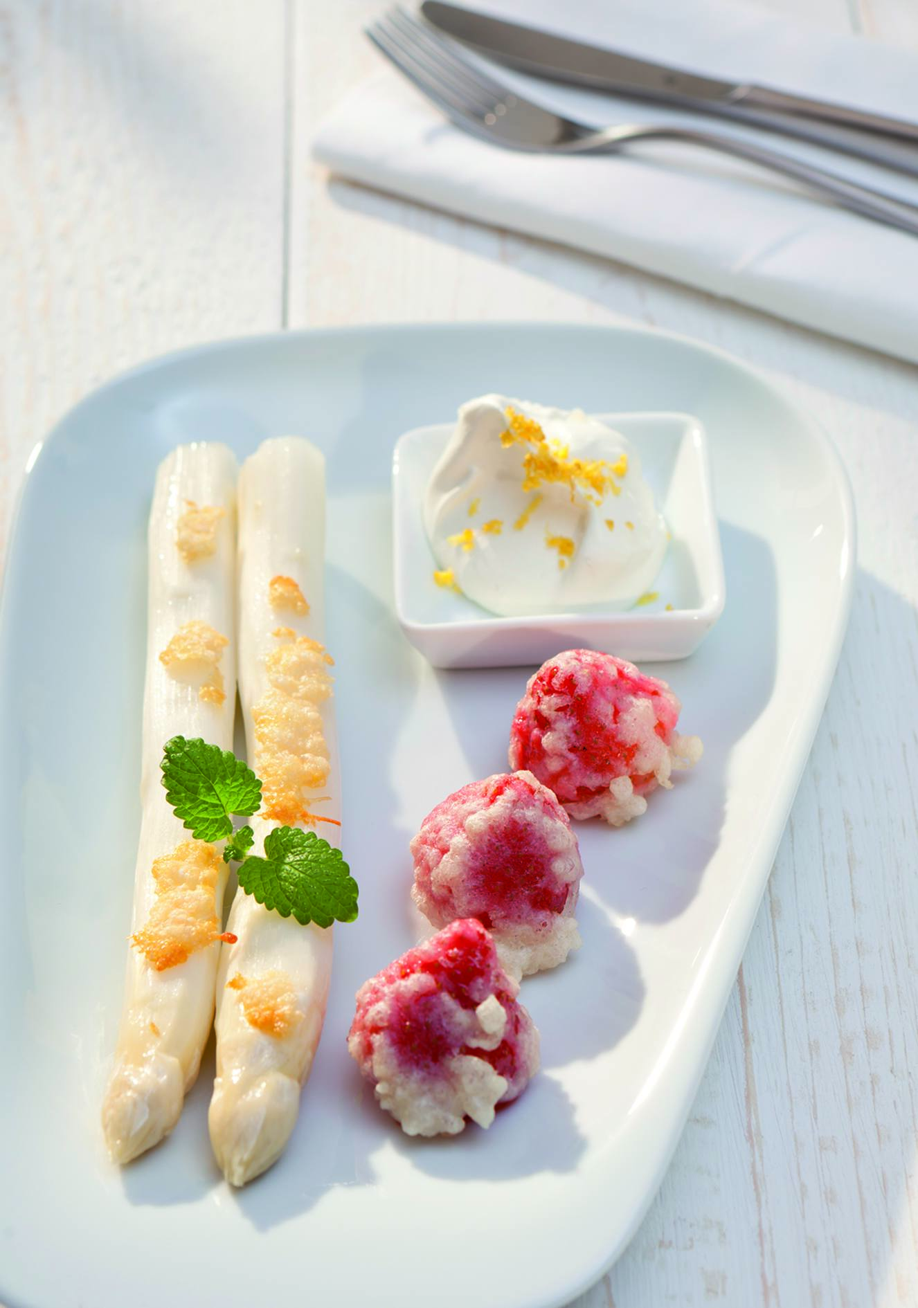 recipe image Erdbeer Tempura mit gratiniertem Spargel