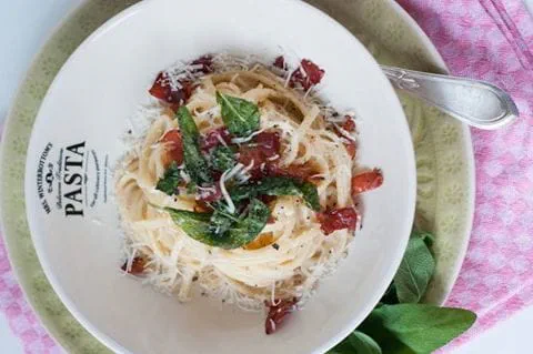 recipe image Pasta mit Salbei und Parmaschinken