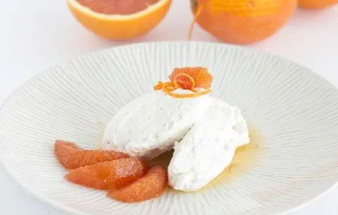 recipe image Joghurt-Mousse-Nocken mit Blutorangen-Sirup