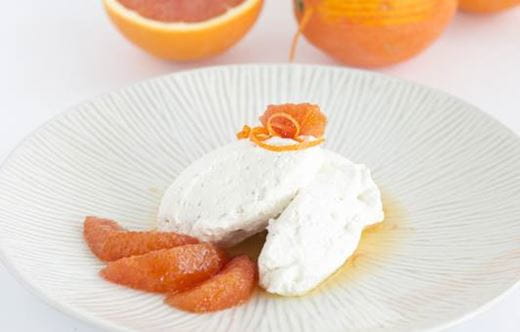 recipe image Joghurt-Mousse-Nocken mit Blutorangen-Sirup