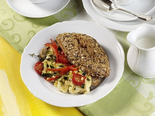 recipe image Gemüse-Rührei mit Körnerbrötchen