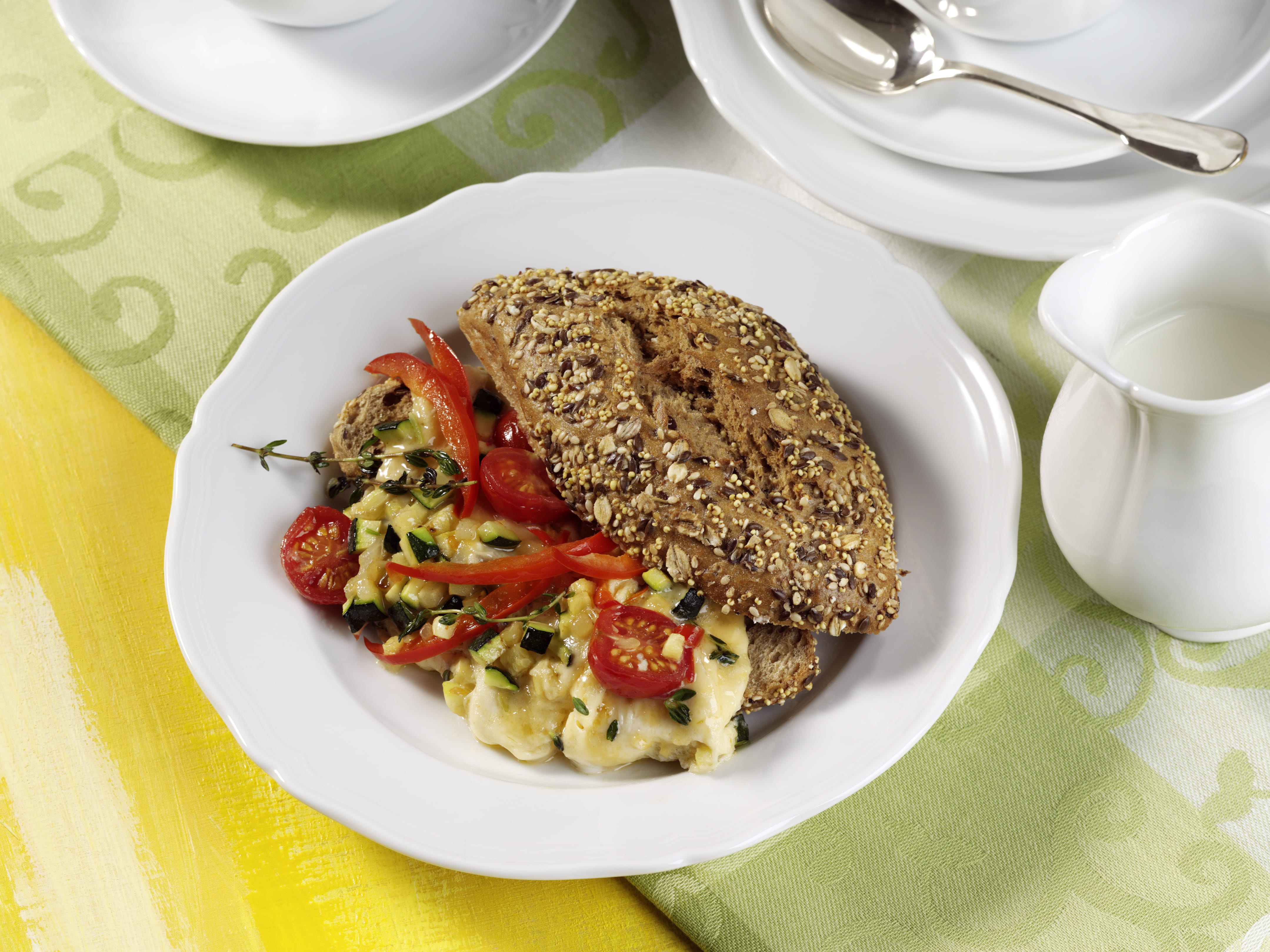 Gemüse-Rührei mit Körnerbrötchen | Rama Gemüse-Rührei mit Körnerbrötchen | Rama