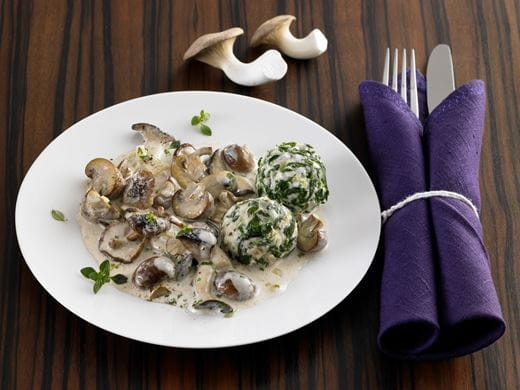 recipe image Spinat-Walnußknödelchen mit Pilzsauce