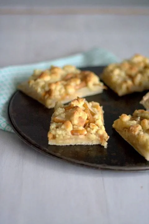 recipe image Pizzaschnitten mit Birnen und Macadamia-Streuseln