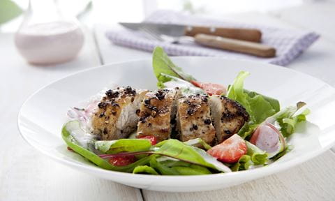 recipe image Grüner Salat mit pfeffergebratener Hähnchenbrust