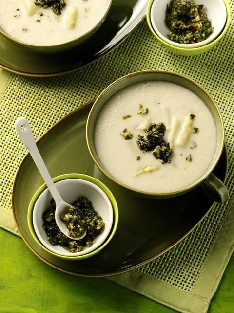 recipe image Spargelcremesuppe mit Petersilien-Pesto