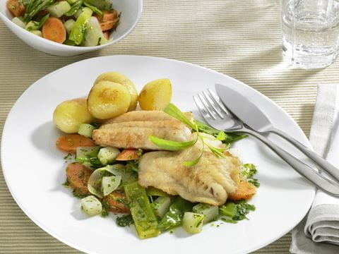 recipe image Frühlingsgemüse mit gebratenem Fischfilet