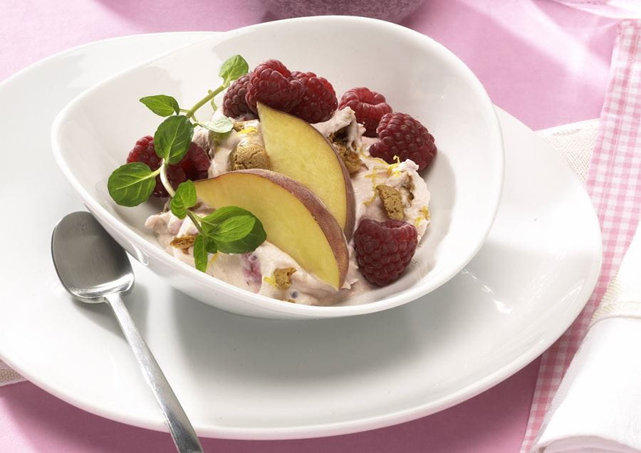 recipe image Amarettini-Creme mit Himbeeren und Pfirsich