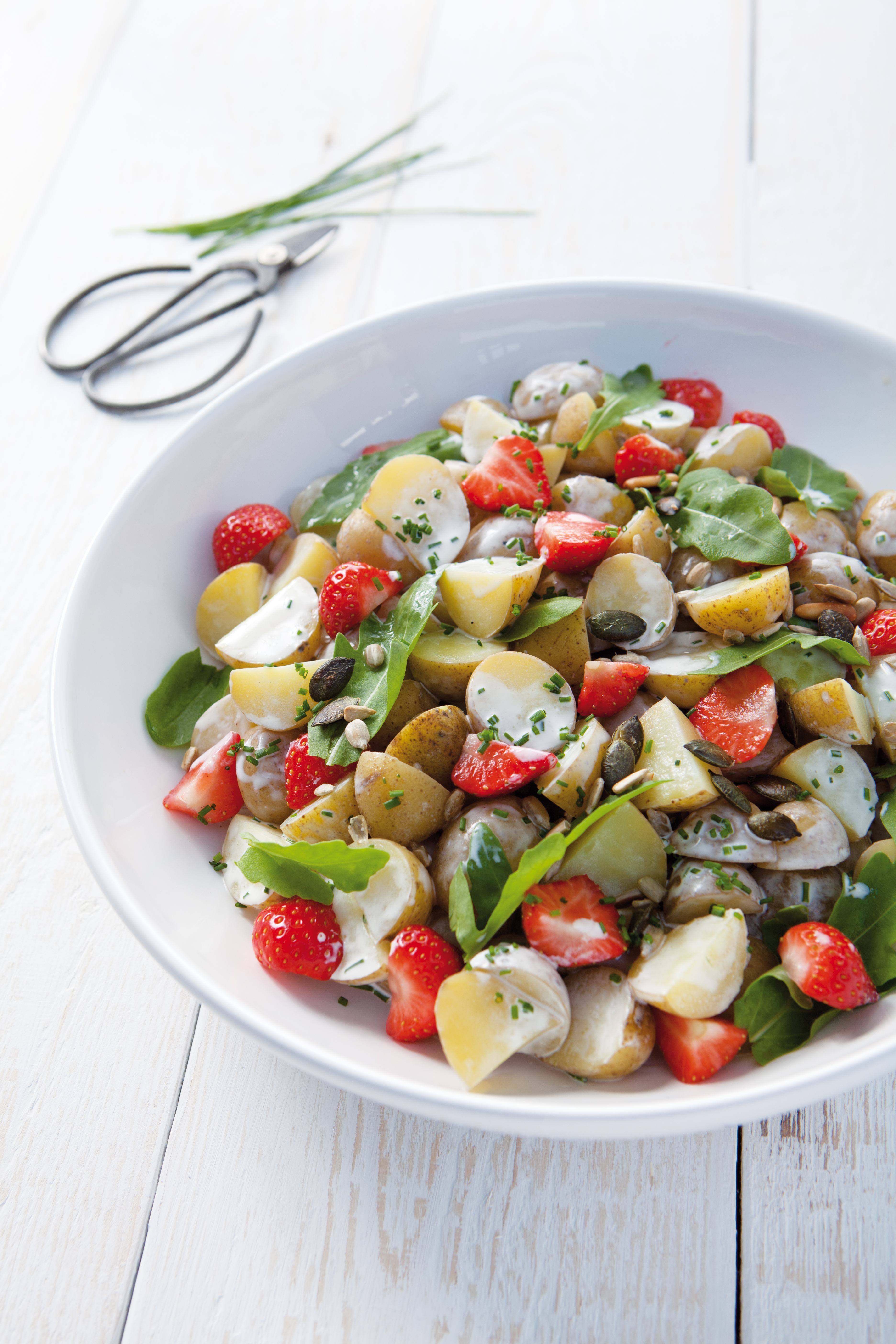 recipe image Herzhafter Kartoffelsalat mit Erdbeeren