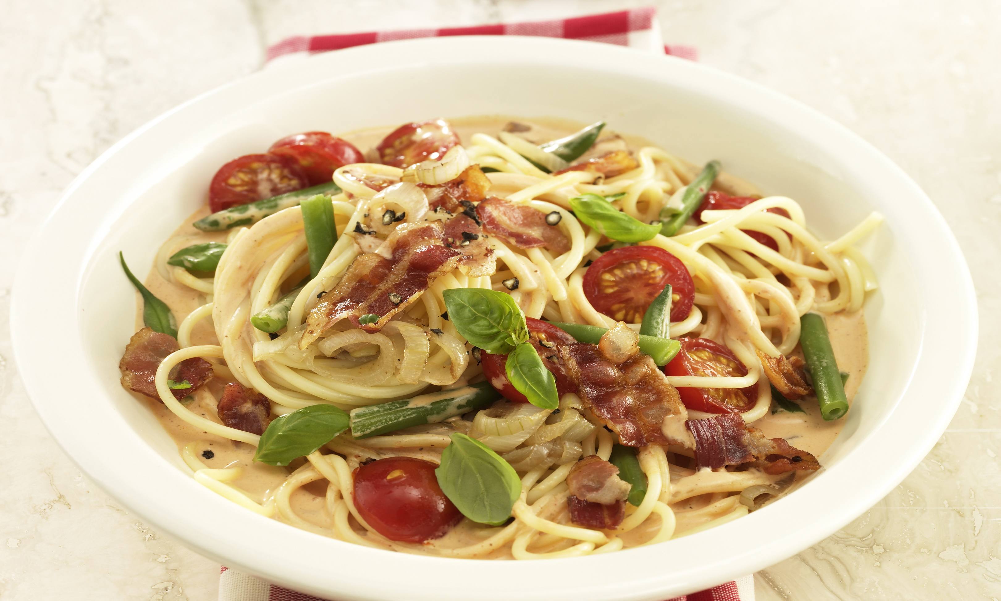 Pasta mit Cherrytomaten, grünen Bohnen und Speck | Rama