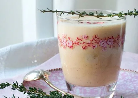 recipe image Vanillecreme mit Thymian und Himbeersauce