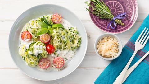 recipe image Zucchini-Spaghetti mit Kräutersoße