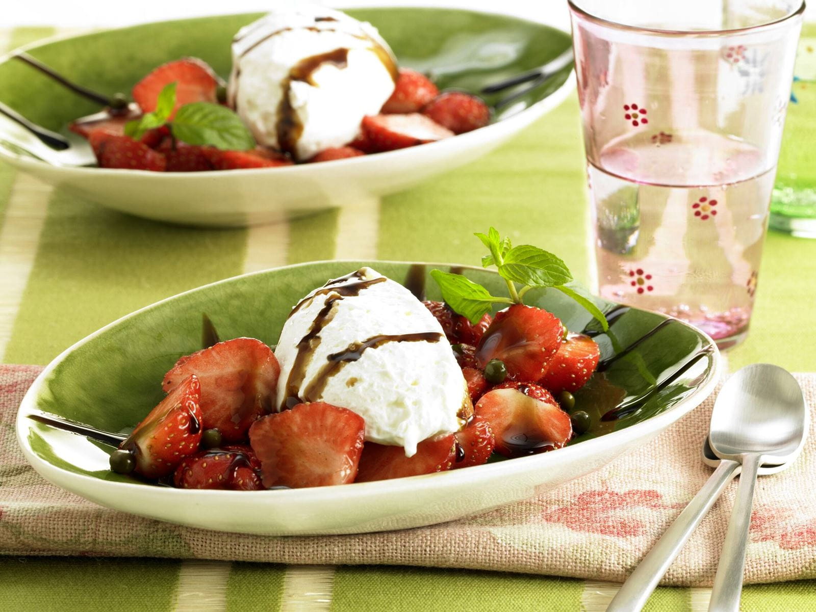 recipe image Mousse aus Ziegenkäse mit Erdbeeren
