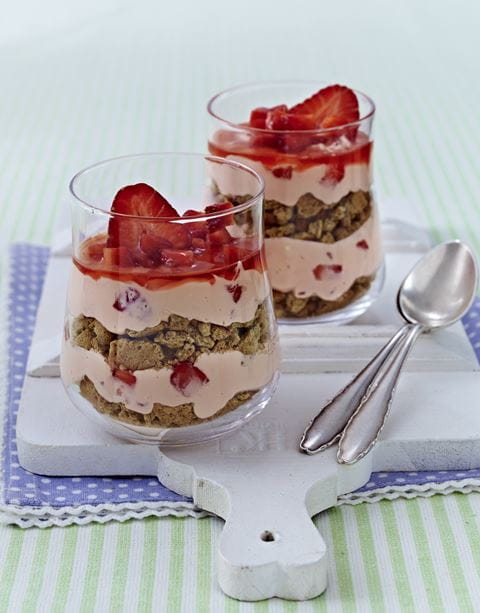 recipe image Erdbeercreme mit Knusperschicht