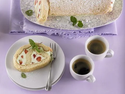 recipe image Erdbeer-Biskuitrolle