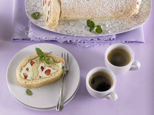 recipe image Erdbeer-Biskuitrolle