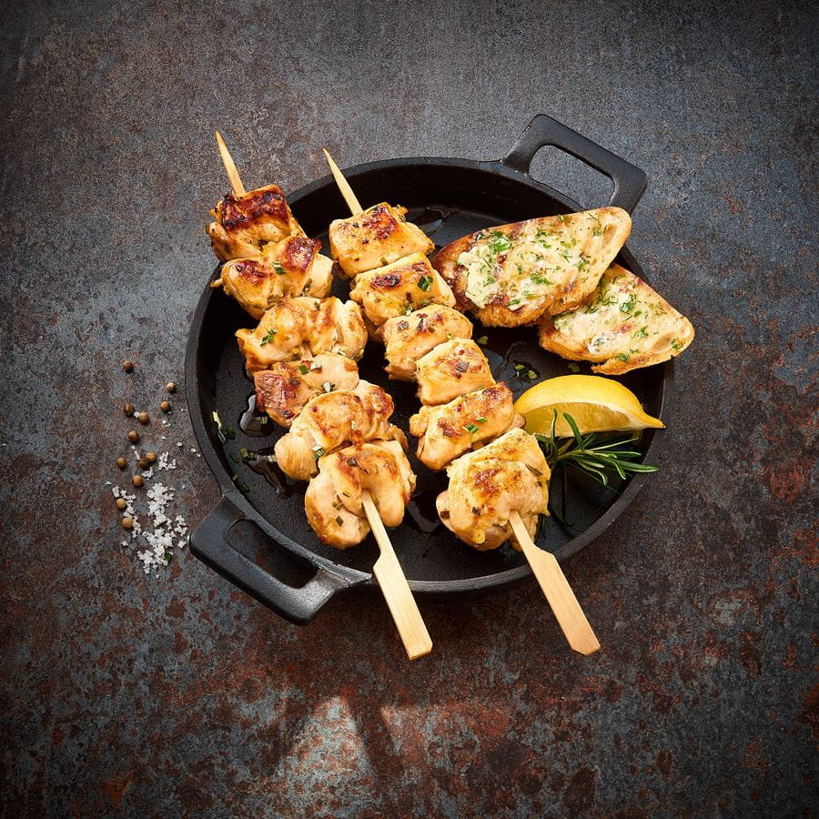 recipe image Hähnchenspieße in Zitronenmarinade mit Kräuterbaguette