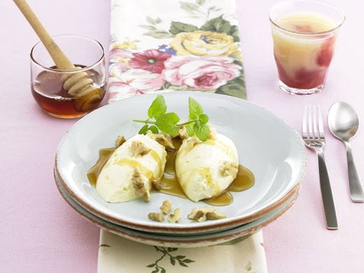 recipe image Joghurtmousse mit Honig und Walnüssen
