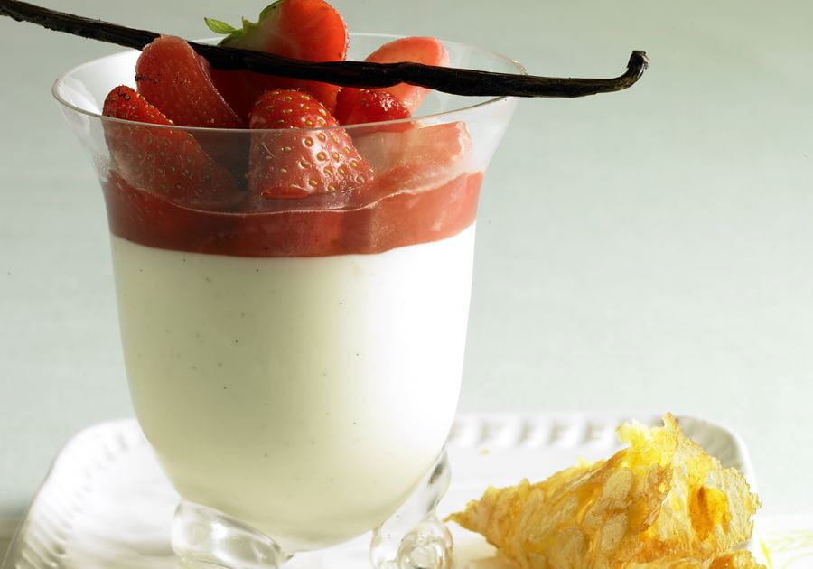 recipe image Creme Bavaroise mit Erdbeeren und Rhabarber