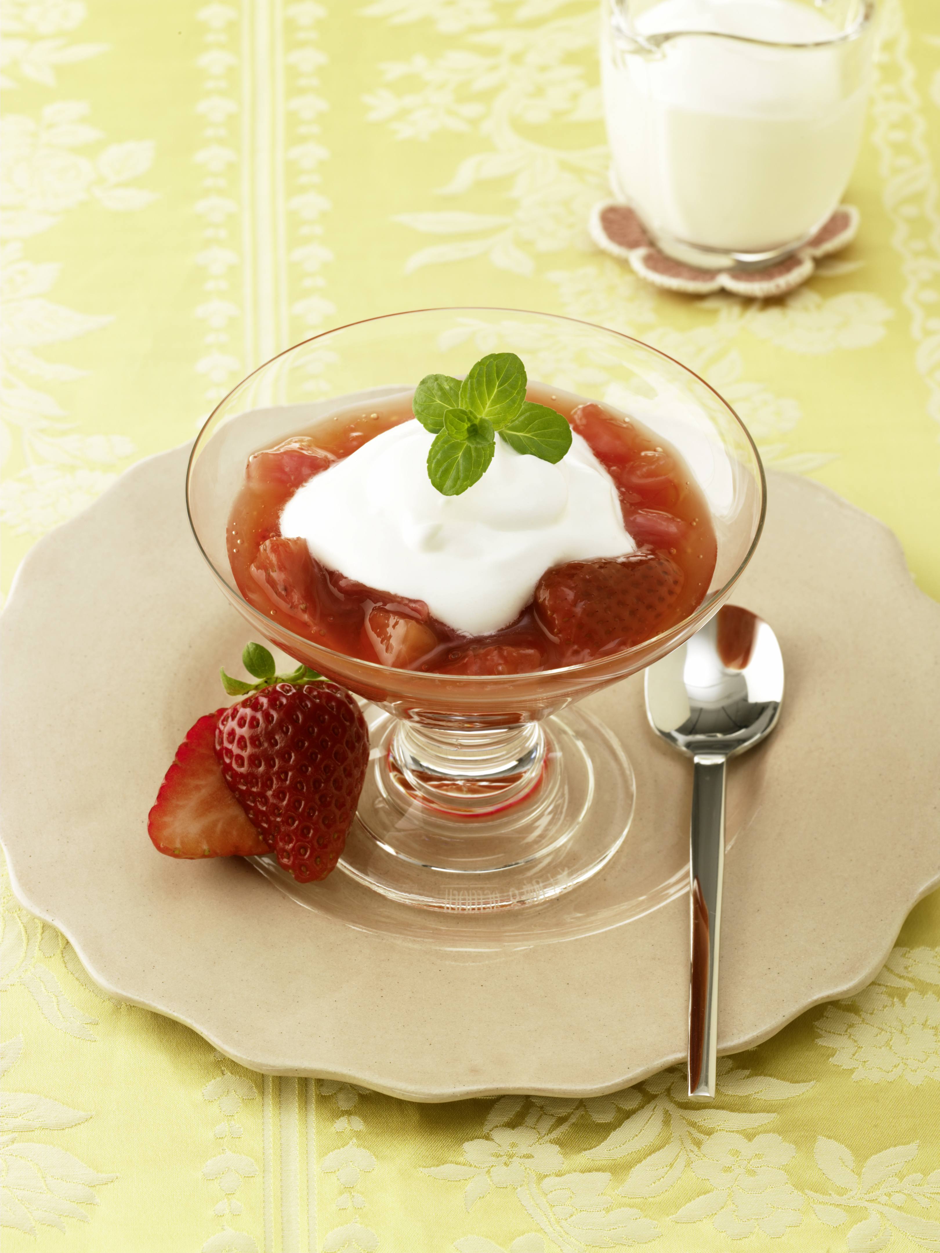 recipe image Erdbeer-Rhabarber-Kompott mit Weinschaum
