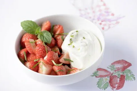 recipe image Erdbeer-Minz-Salat mit Milchcreme