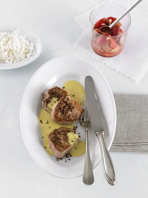 recipe image Schweinefiletmedaillons mit Currysauce und Rhabarber-Erdbeer Chutney