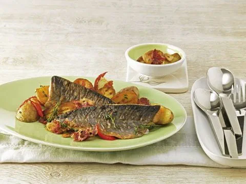 recipe image Knuspriger Saibling auf der Haut gebraten mit mediterranen Kartoffeln