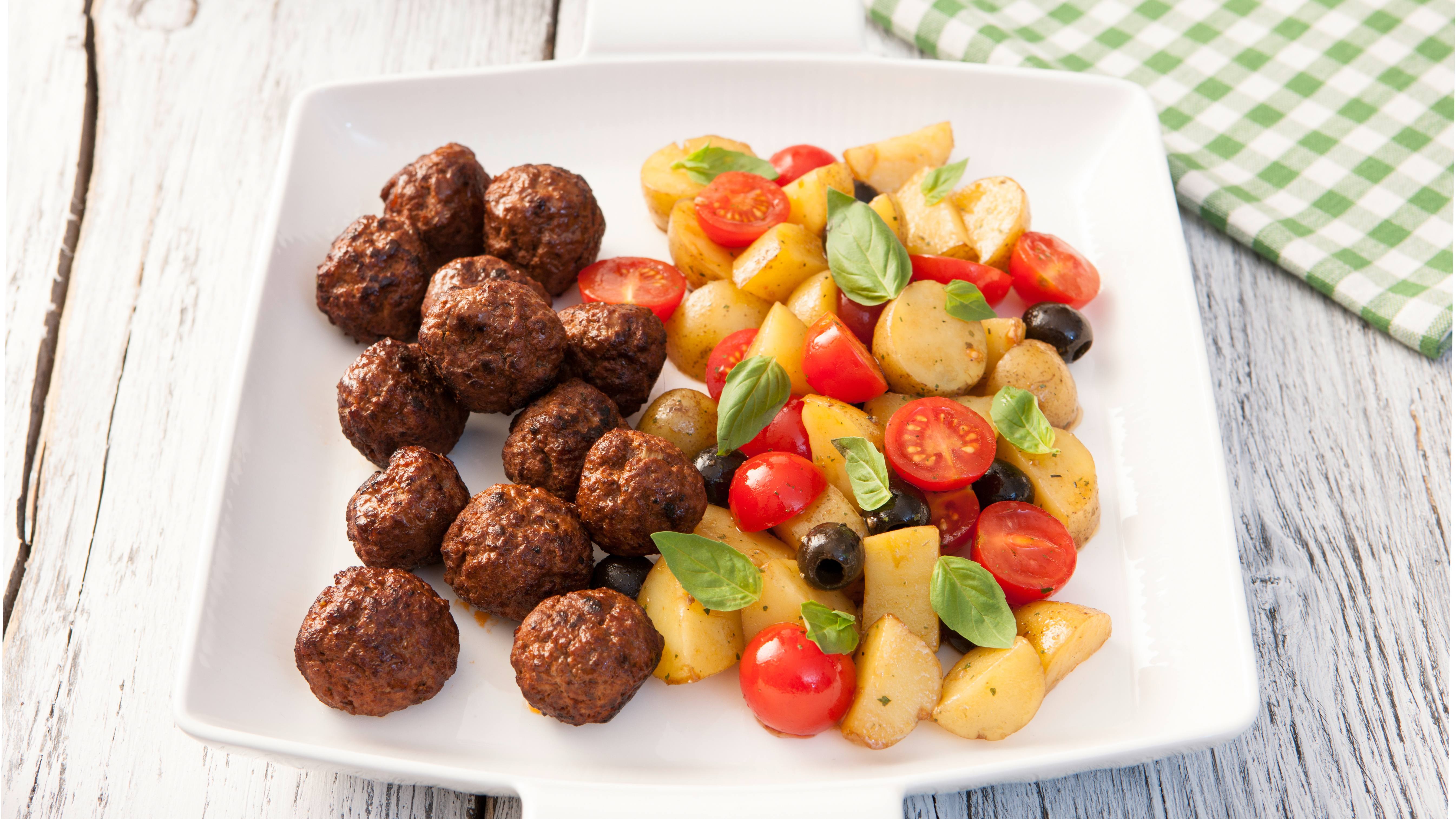recipe image Hackbällchen Gyros Art mit mediterranem Kartoffelsalat