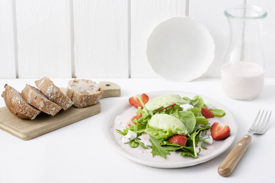 recipe image Blattsalat mit Avocadocreme, Erdbeeren und Ziegenkäse