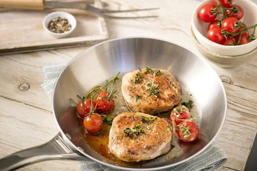 recipe image Schweinesteaks mit Thymian und Tomaten