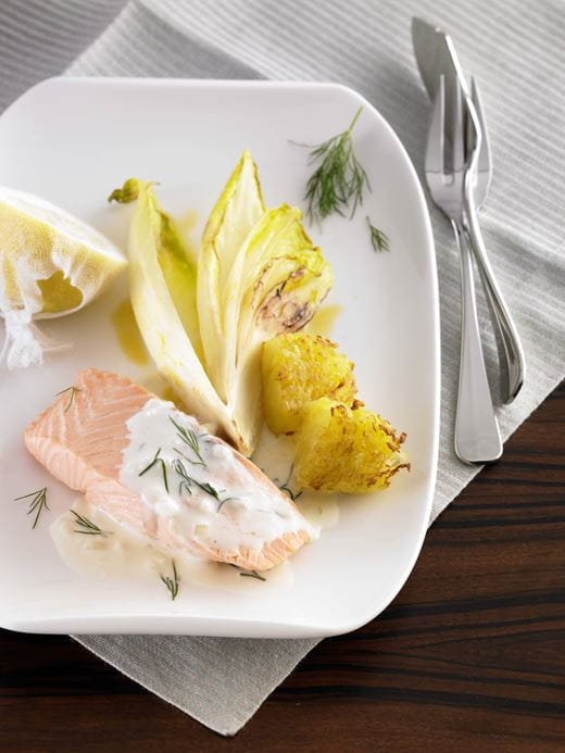 recipe image Pochierter Lachs, Dillsauce, glasierter Chicorée und Rösti